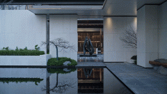 通细致心摆放的艺术品、做旧纹理的木饰面、多